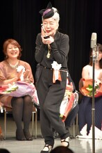 頬に楯を頬を擦り寄せて喜ぶ草笛光子。