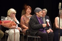 大林宣彦（中央）の話に笑う大林恭子（左）。