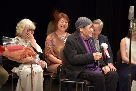 大林宣彦（中央）の話に笑う大林恭子（左）。