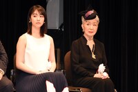 左から唐田えりか、草笛光子。