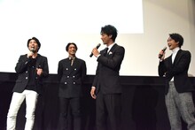 小澤雄太（中央右）が髪型を“稲垣吾郎風”にキメて来たと知って盛り上がるメンバーたち。