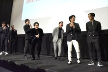 小澤雄太が髪型を“稲垣吾郎風”にキメて来たと知って盛り上がるメンバーたち。