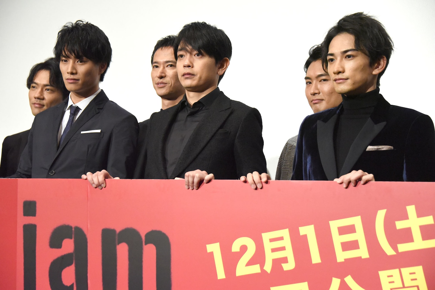 前列左から鈴木伸之、青柳翔、町田啓太。