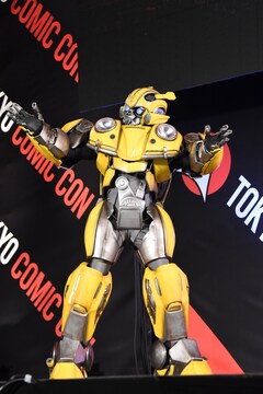 玄田哲章 バンブルビーと対面し笑顔に 相変わらずかわいい 黄色が似合う 写真13枚 映画ナタリー 玄田哲章 バンブルビーと対面し笑顔に 相変わらずかわいい 黄色が似合う 写真13枚 映画ナタリー