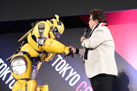 握手をするバンブルビー(左)と玄田哲章(右)。