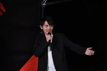 「あやかほし饅頭」の歌を歌いながら登場した濱田龍臣。