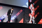 初代ウルトラマン（右）に恐縮する濱田龍臣（左）。