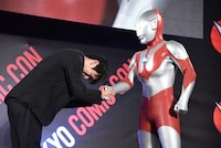 初代ウルトラマン（右）と握手する濱田龍臣（左）。