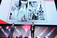 マンガ「ULTRAMAN」の好きなシーンを紹介する濱田龍臣（右）。