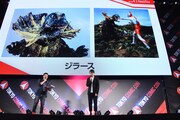 好きな怪獣を紹介する濱田龍臣（右）。