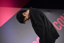 「ULTRAMAN」の特報に圧倒され、うなだれる濱田龍臣。