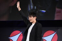 ファンに手を振る濱田龍臣。