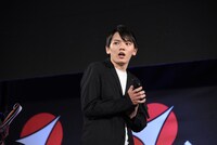 「ULTRAMAN」の特別映像を観て感動する濱田龍臣。