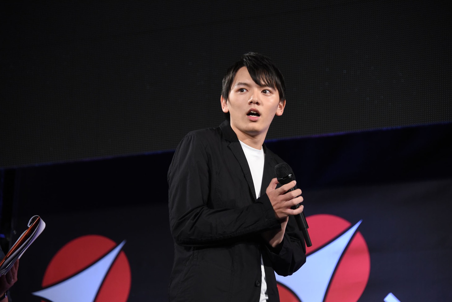 「ULTRAMAN」の特別映像を観て感動する濱田龍臣。