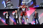 ステージに現れたULTRAMAN（手前）と、驚く濱田龍臣（左）。