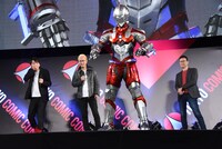 ステージに現れたULTRAMAN（手前）と、驚く濱田龍臣（左）。