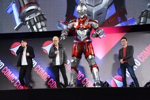 ステージに現れたULTRAMAN（手前）と、驚く濱田龍臣（左）。