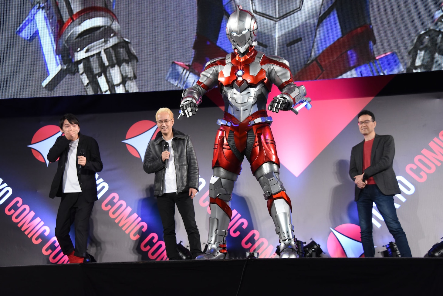 ステージに現れたULTRAMAN（手前）と、驚く濱田龍臣（左）。