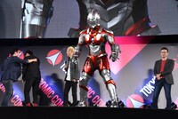 ステージに現れたULTRAMAN（手前）と、驚いてむせる濱田龍臣（左から2番目）。