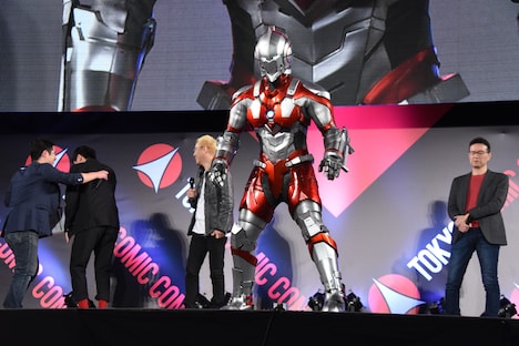 ステージに現れたULTRAMAN（手前）と、驚いてむせる濱田龍臣（左から2番目）。