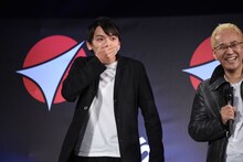 ULTRAMANの登場に驚く濱田龍臣（左）。