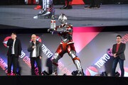 スペシウム光線のポーズを披露するULTRAMAN。