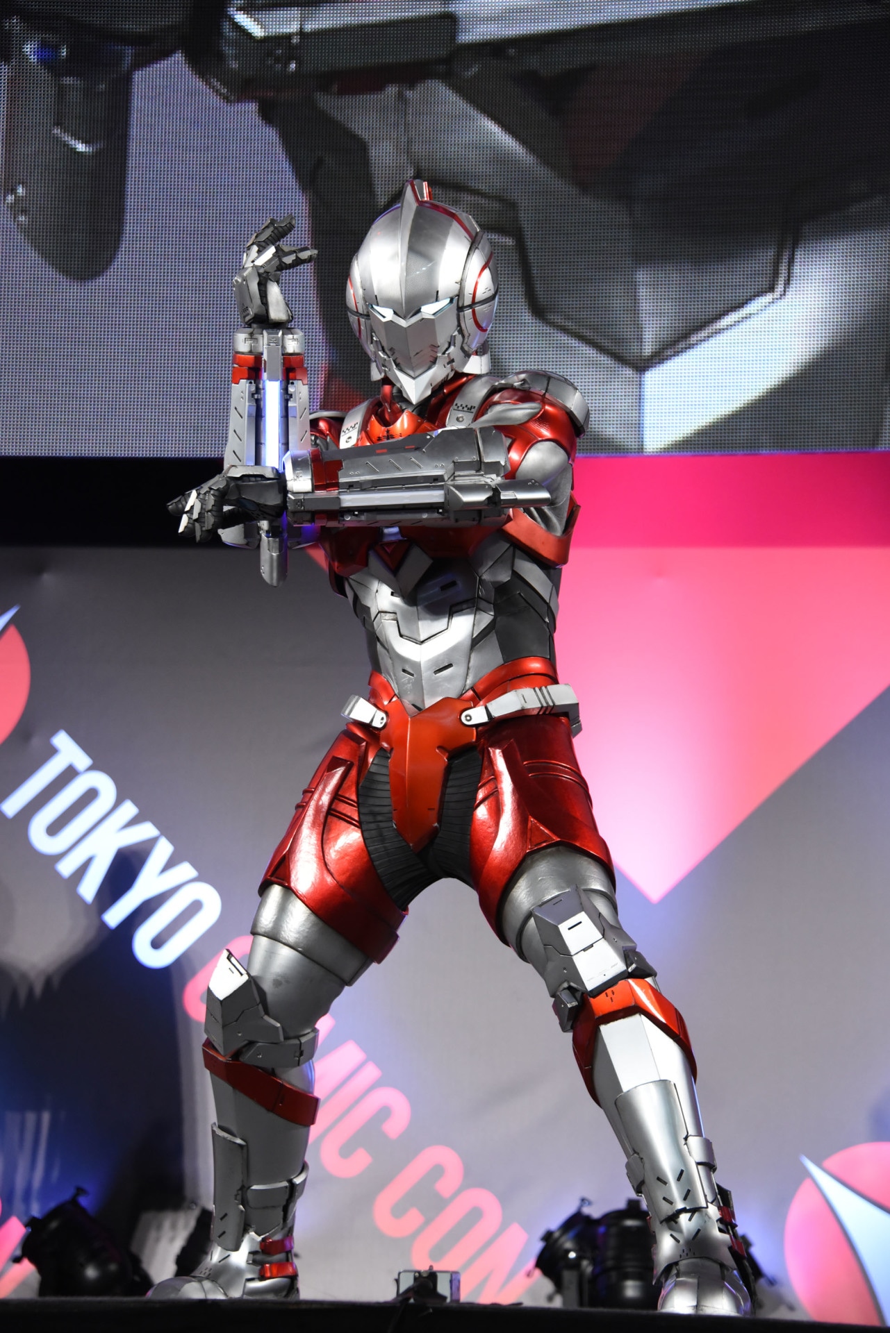 スペシウム光線のポーズを披露するULTRAMAN。