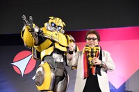 左からバンブルビー、玄田哲章。