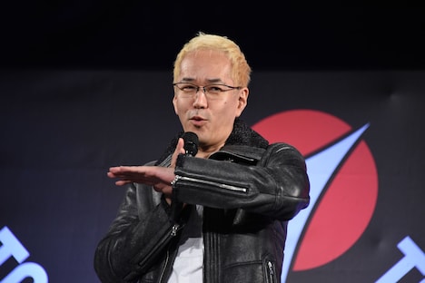 スペシウム光線のポーズに込めたこだわりを語る神山健治。