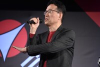 スペシウム光線のポーズに込めたこだわりを語る荒牧伸志。