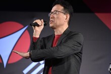 スペシウム光線のポーズに込めたこだわりを語る荒牧伸志。