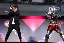 スペシウム光線のポーズを披露する濱田龍臣（左）とULTRAMAN（右）。