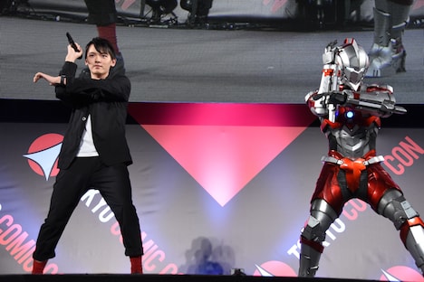 スペシウム光線のポーズを披露する濱田龍臣（左）とULTRAMAN（右）。