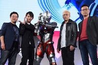「ULTRAMAN」スペシャルファンミーティングの様子。左から司会の白石稔、濱田龍臣、ULTRAMAN、神山健治、荒牧伸志。