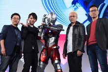 「ULTRAMAN」スペシャルファンミーティングの様子。左から司会の白石稔、濱田龍臣、ULTRAMAN、神山健治、荒牧伸志。