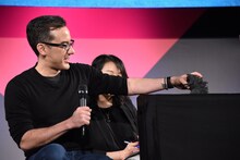 ゴジラのフィギュアが気に入った様子のマイケル・ドハティ。