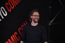 笑顔でサプライズ登壇したトム・ヒドルストン。