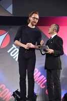 通訳の言葉に耳を傾けるトム・ヒドルストン（左）。