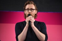 この先のロキに関する展開について、言葉を選びながら発言するトム・ヒドルストン。