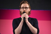 この先のロキに関する展開について、言葉を選びながら発言するトム・ヒドルストン。