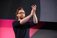 ファンに拍手するトム・ヒドルストン。