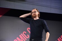 髪をかき上げるトム・ヒドルストン。