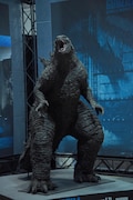 ゴジラの立像。
