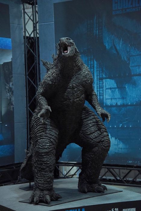 ゴジラの立像。