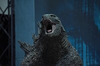 ゴジラの立像。