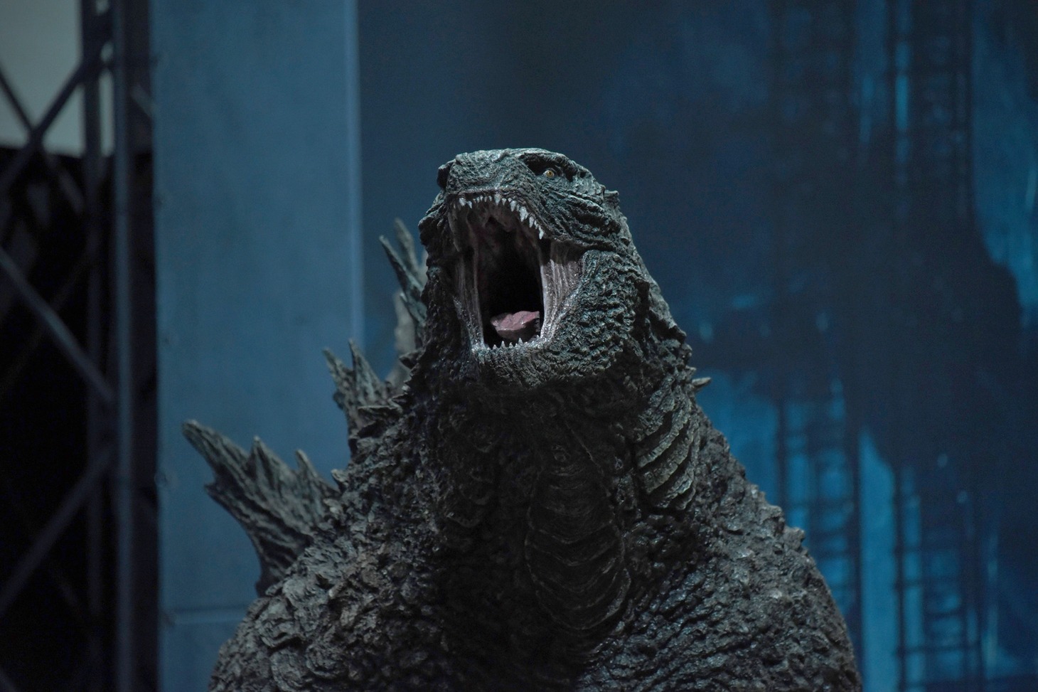ゴジラの立像。