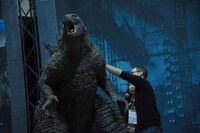 ゴジラの立像を眺めるマイケル・ドハティ。