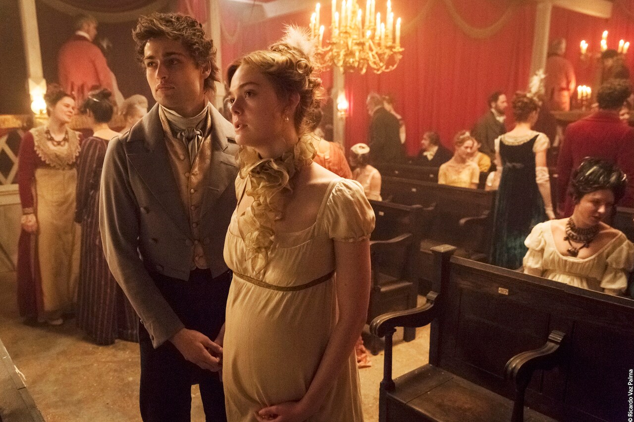 妊婦もコルセット！エル・ファニング、フランケンシュタイン著者が生きた時代に驚き