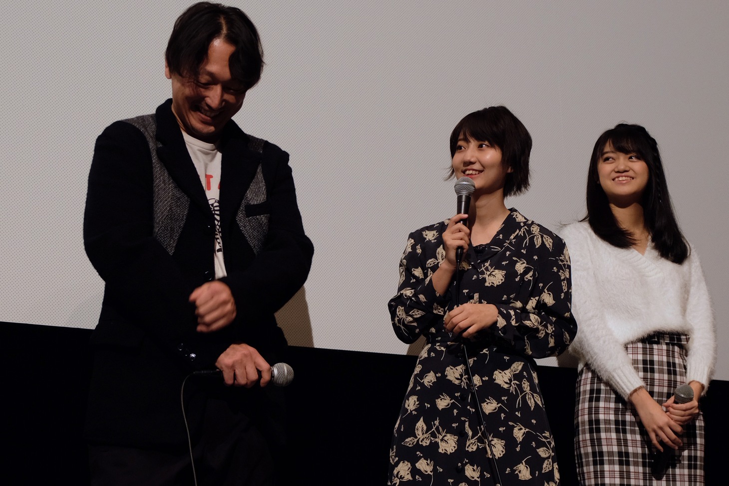 「猫カフェ」初日舞台挨拶の様子。