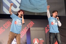 “アツアツコール”をする上田慎一郎（左）と市橋浩治（右）。